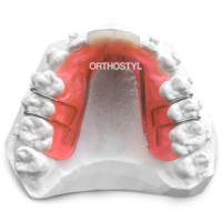 Plaque avec dents prothétiques